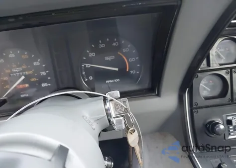 1981 Chevrolet Corvette z USA, uszkodzony, nr VIN 1G1AY8766B5103606